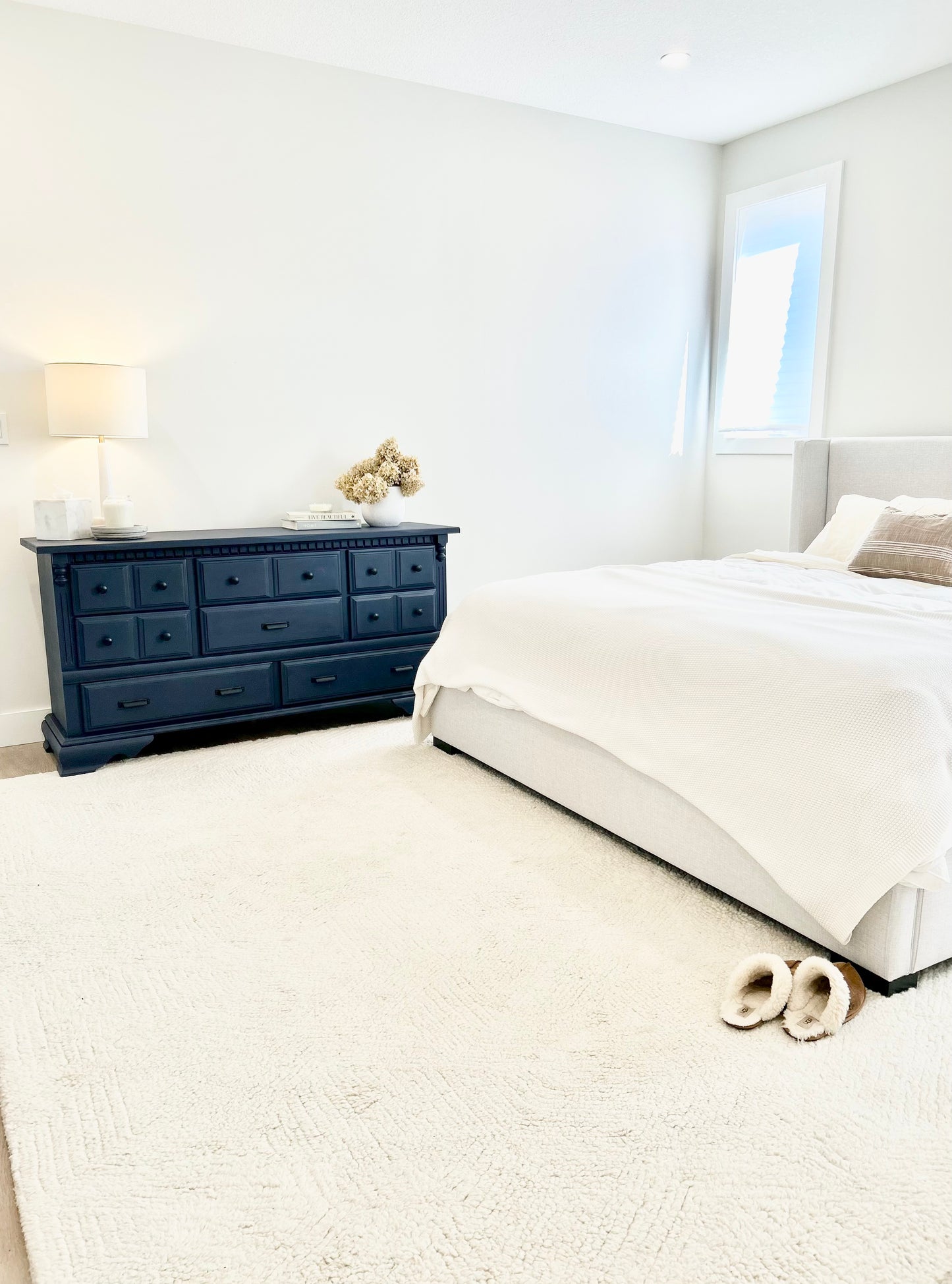 Kroehler Navy 8 Drawer Dresser